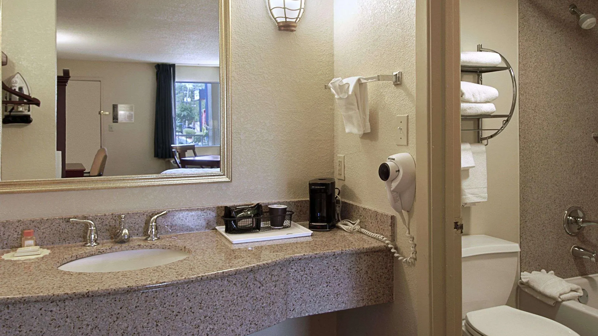 Days Inn By Wyndham Memphis At Graceland Hotel